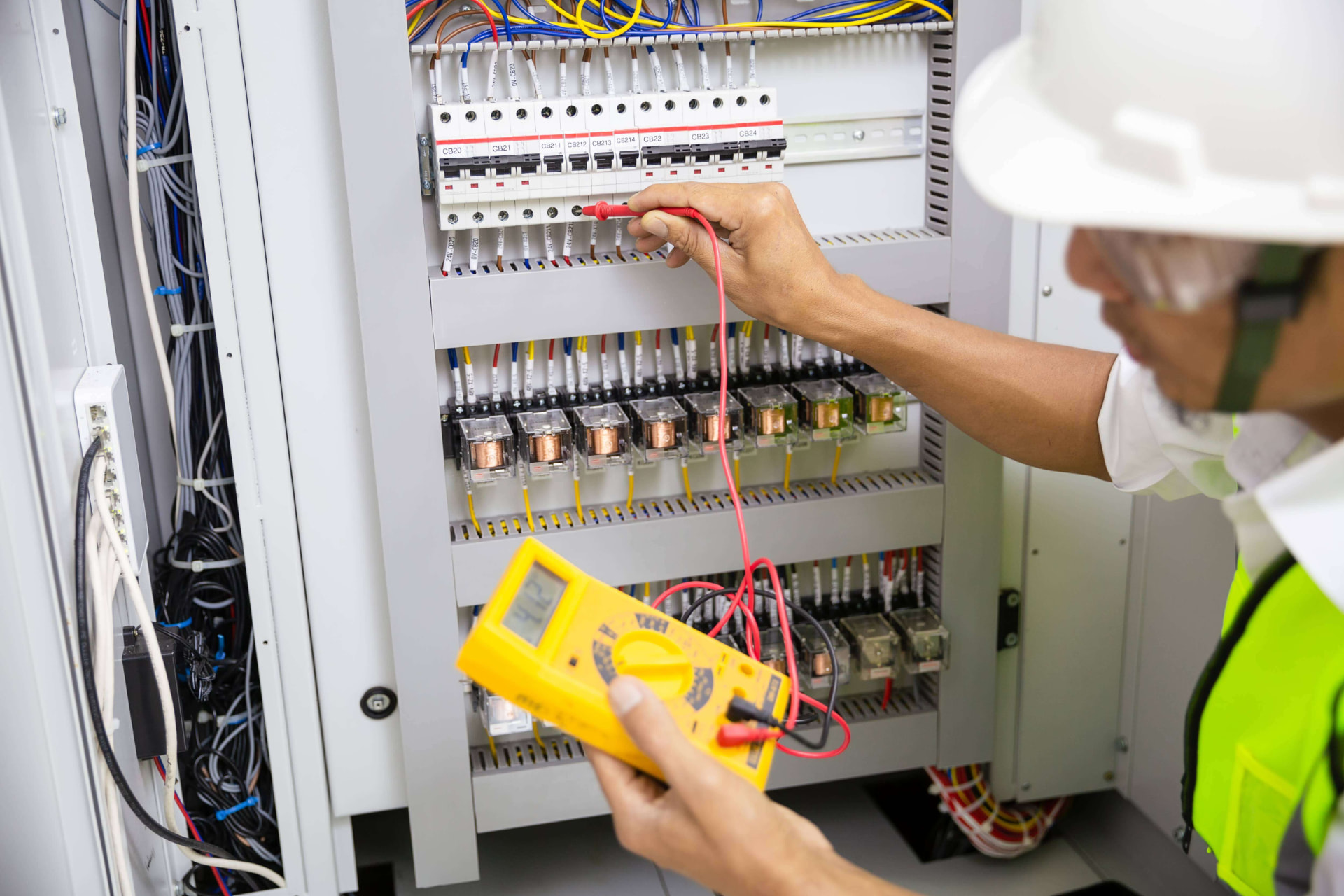 Controle van een elektrisch verdeelbord met een multimeter